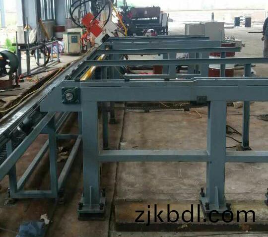 數控(kong)帶(dai)鋼衝(chong)孔機