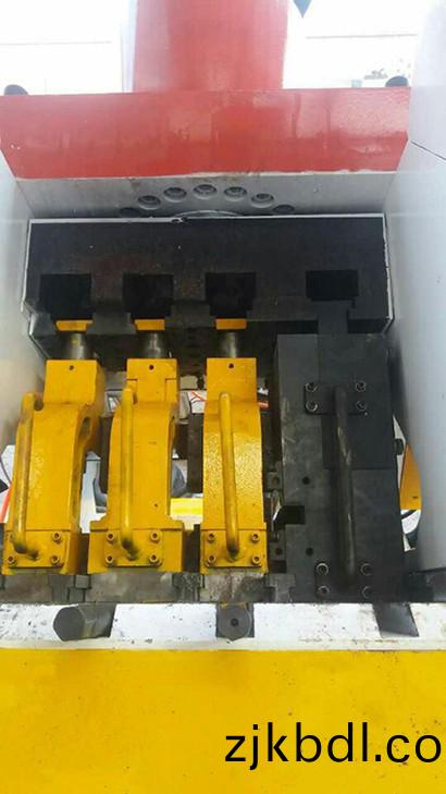 數控(kong)帶(dai)鋼(gang)衝孔機