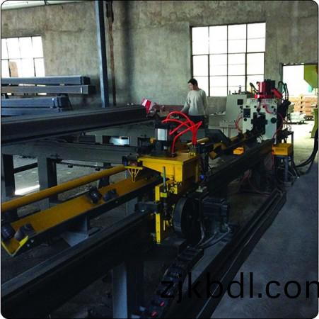 YJX-0607快速(su)型數控(kong)角(jiao)鋼衝(chong)剪生産線(xian)